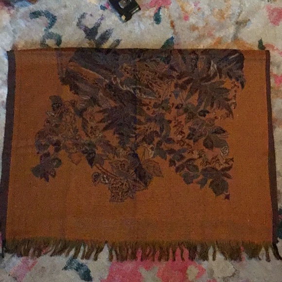 Large Floral Petrusse Fine Wool Wrap - Picture 7 of 7